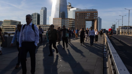 英国雇主开始裁员	，劳动力市场进一步走弱